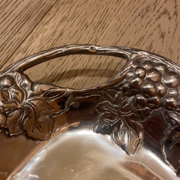Silver serving tray with grape detail - Picture 5 of 6